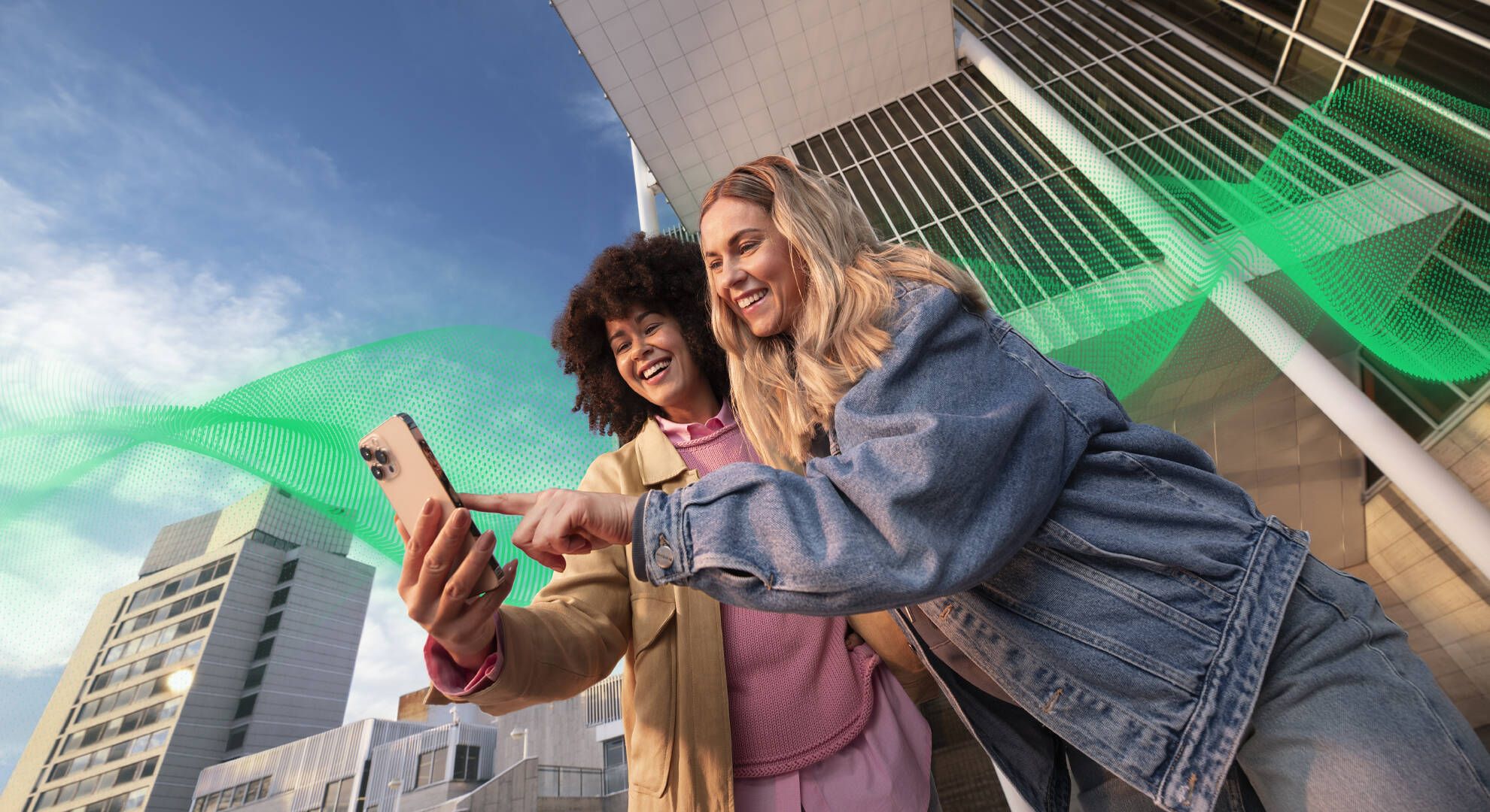 To unge kvinner ser på mobil 