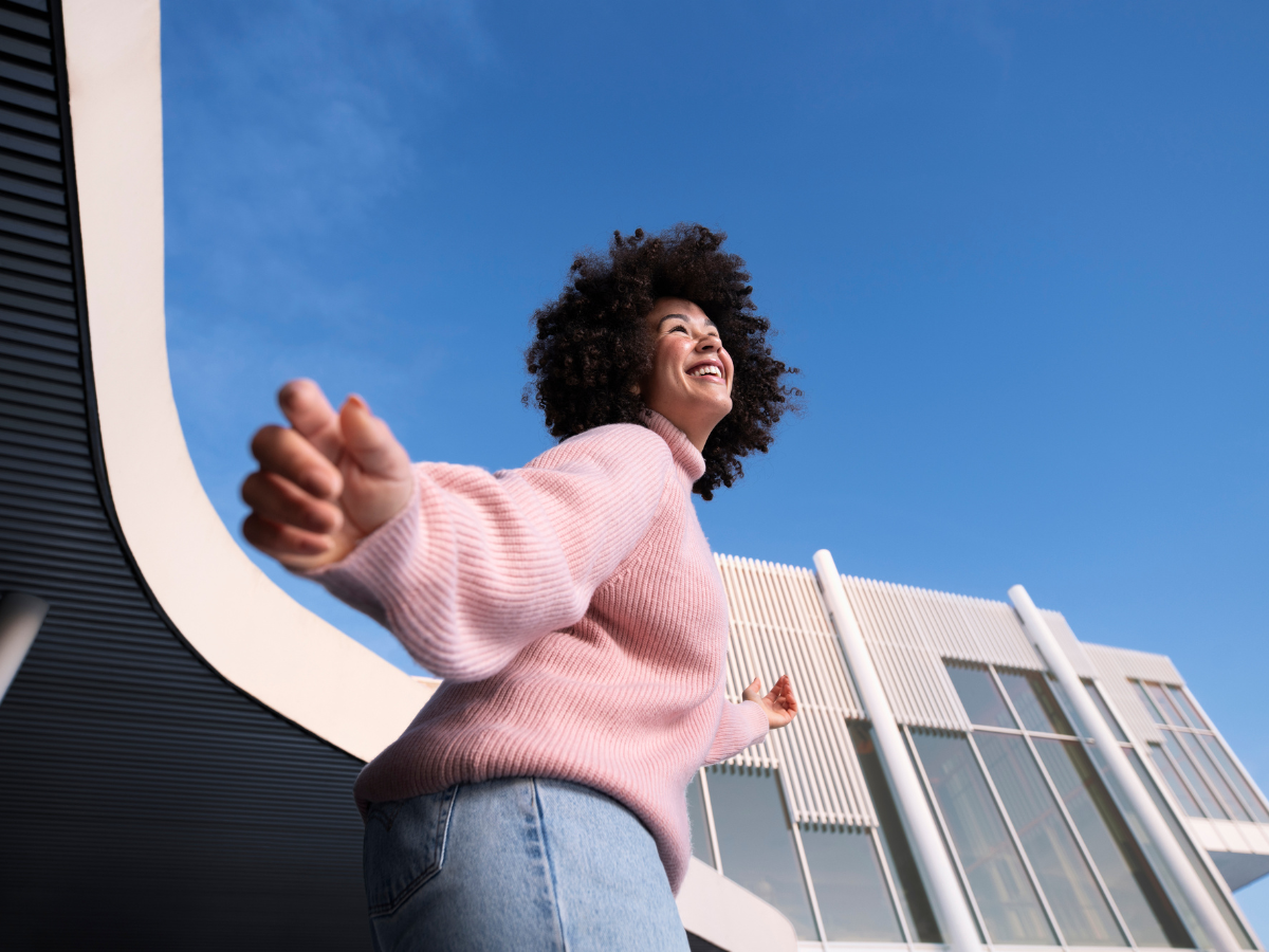 mann som ser på strømpriser