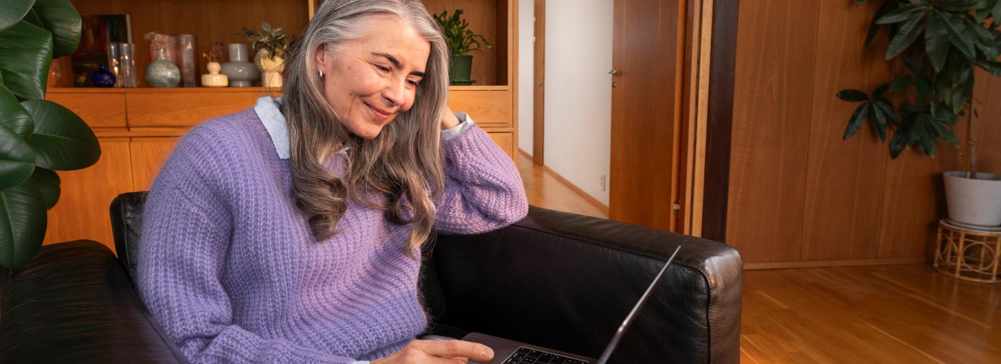 Venner ser på telefon