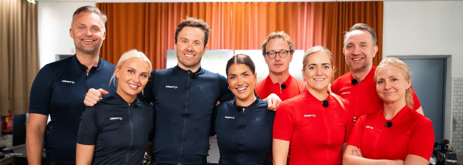 Barn løper ute på gress