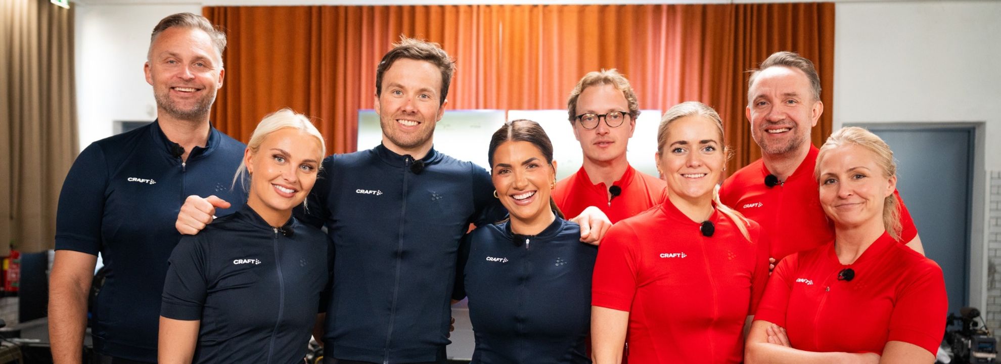 Barn løper ute på gress