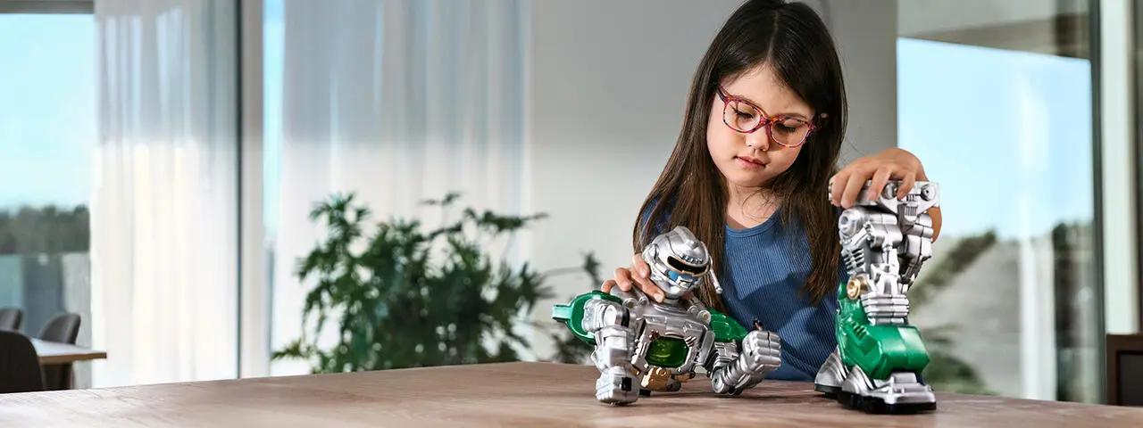 mann som ser på strømpriser