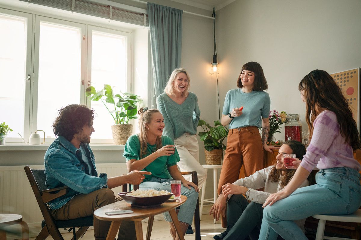 Venner som diskuterer strøm