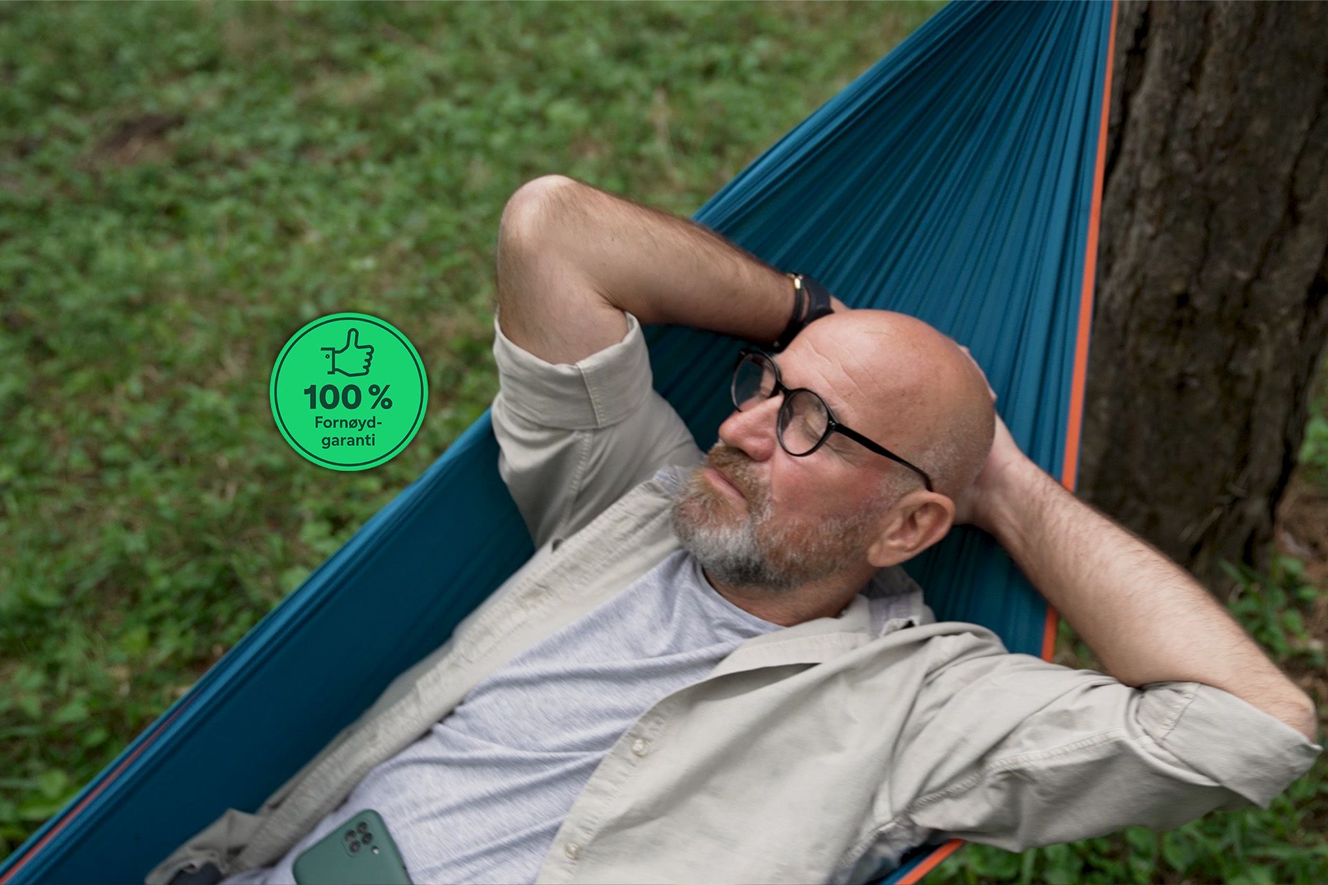 To fornøyde mennesker som smiler i sola