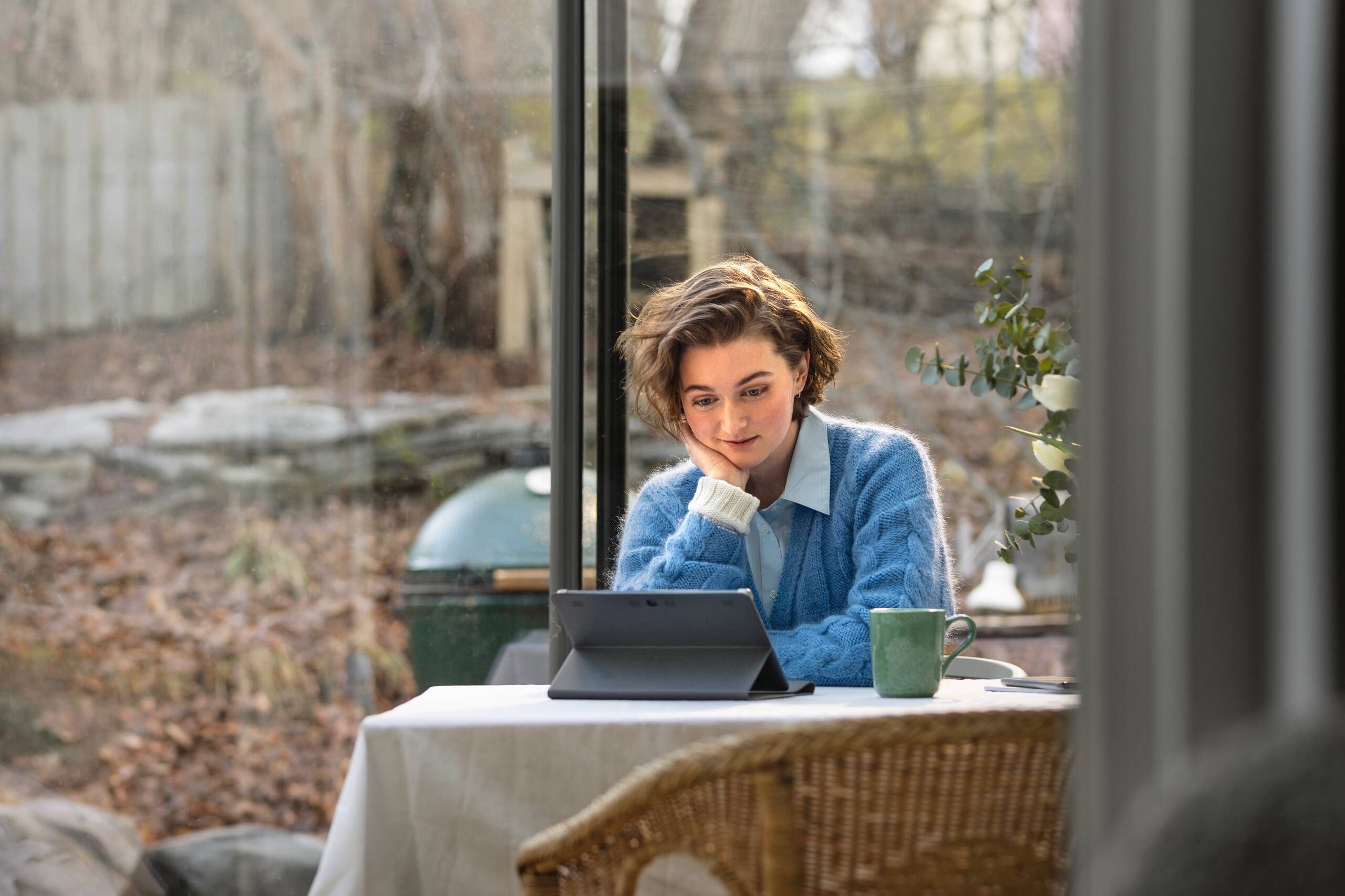 Et par som sitter i sofaen med en PC