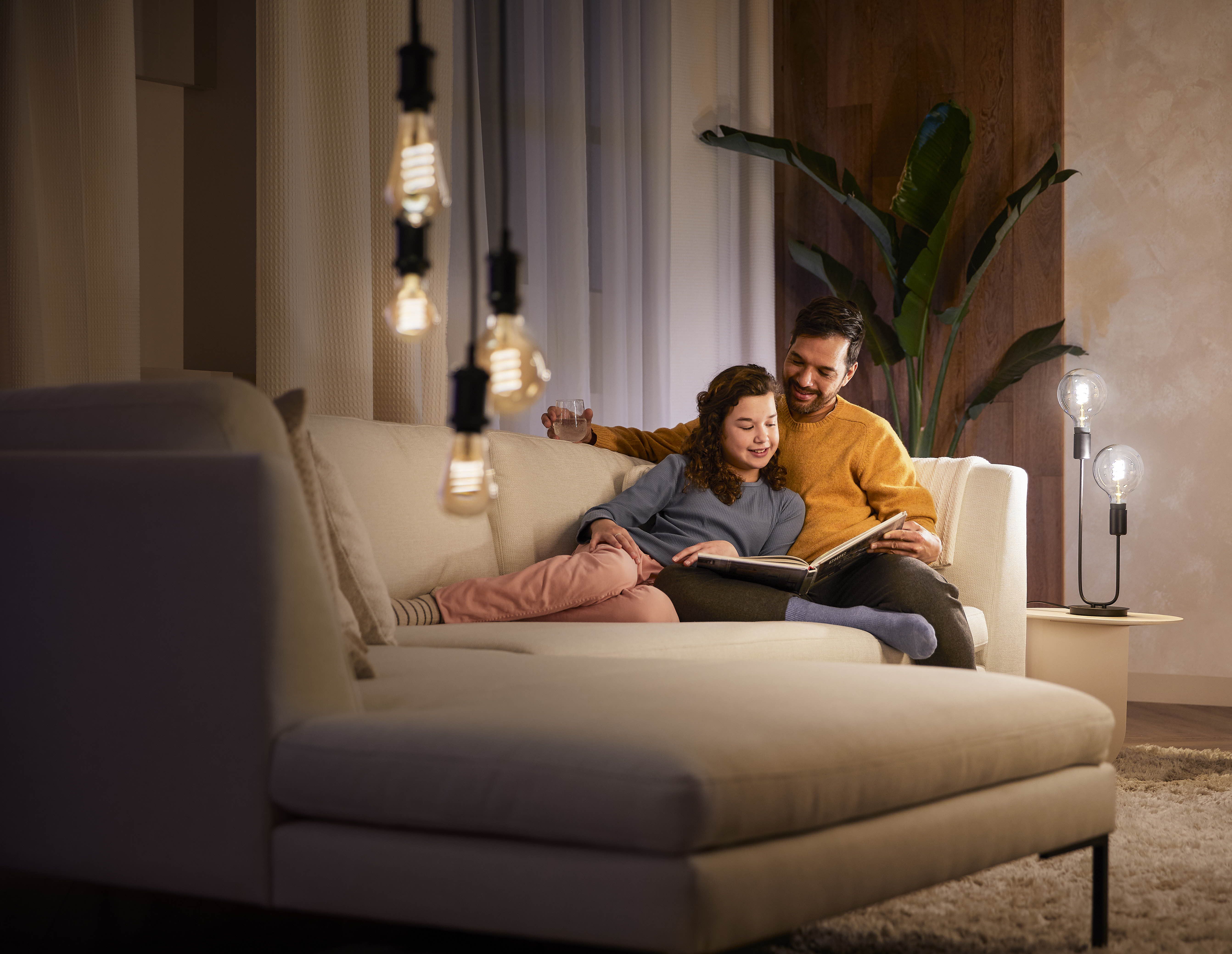 gjennomsnittlig familie som ser på strømforbruk